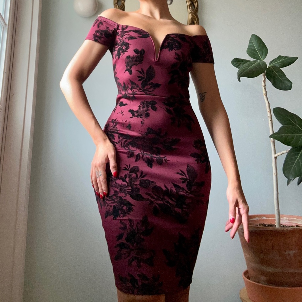 Dark & glamorous little pencil dress. 🥀